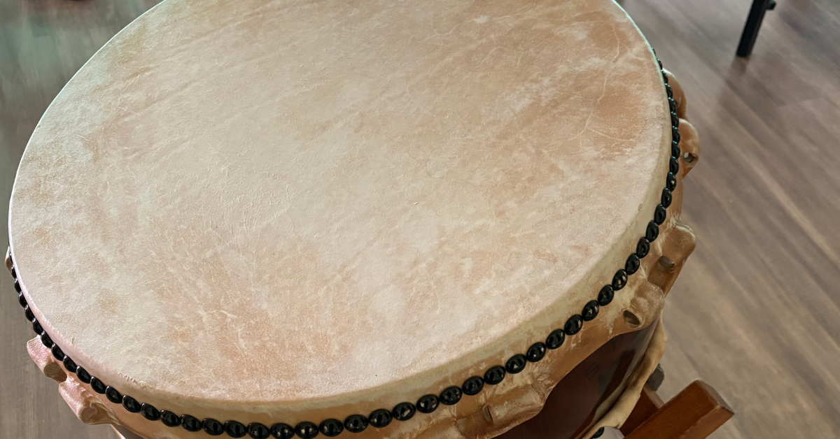 Taiko Trommeln & Zubehör: Materialien, Holzarten und ihre klangliche Wirkung