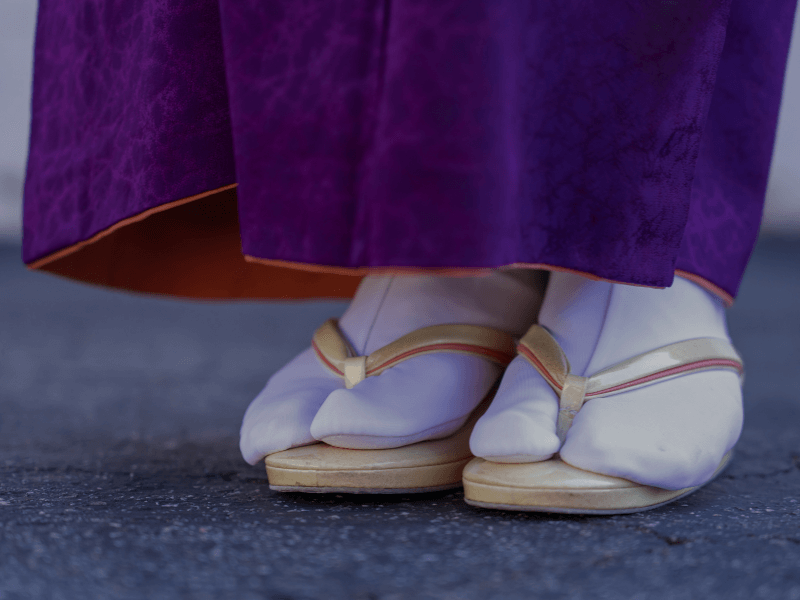 Tabi Socken mit getrennter Zehe getragen in Flip Flops